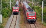 BR 143 mit Zugen Doppelausfahrt am 20.06.10 in Holzweissig. W�hrend 143 955 ihre RB nach Leipzig zieht, zieht 143 249 ihre RB nach Halle(S). 