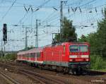 BR 143 mit Zugen 143 805-0 stellt am 20.07.10 die RB 21227 von Neum�nster nach Hamburg-Altona in Neum�nster zur Abfahrt bereit.