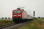 BR 143 mit Zugen 143 018 hat soebend Hoheneggelsen mit ihrer RB nach Braunschweig verlassen. (23.7.2010)