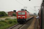 BR 143 mit Zugen 143 090 mit einer RB von Hildesheim nach Braunschweig am 23.7.2010 in Bettmar.