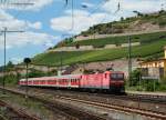 BR 143 mit Zugen RB 39210 (Frankfurt(Main)Hbf-Koblenz Hbf) mit Schublok 143 125-3 in R�desheim 18.7.10