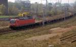 145 018 zieht am 13.04.10 einen leeren Containerzug am Rbf ...