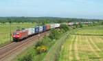 145 079-0 ist am 5.06.10 mit einem Containerzug bei Ramelsloh ...