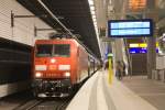 BR 145 mit Zugen 145 073-3 steht am Abend des Neujahrstag 2010 mit dem EN 477 im Berliner Hbf.