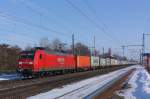 145 057-6 zieht einen Containerganzzug in Richtung Braunschweig. Fotografiert am ...