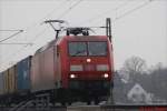145 064-2 zieht Container-GZ ...  Lars Weiser 10.04.2010