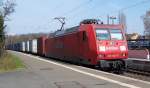 Railion 145 046-9 fährt durch Uelzen mit einen langen Containerzug ... Railion 145 046-9 fährt durch Uelzen mit einen langen Containerzug ...