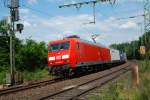 G�terzug gezogen von 145 068-3 am 22.06.2010 am Einfahrtsignal von ...