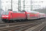Die 146 025-2 zieht ihren Regio Schadzug durch D�sseldorf HBF ...