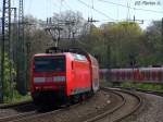 BR 146 mit Zugen 146 028-6 schiebt ihren RE5 'Rhein-Express' in Richtung Koblenz Hbf durch D�sseldorf-Volksgarten. 24.04.2010