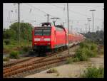 146 002 mit RE6 bei der Einfahrt in Duisburg Hbf, ...
