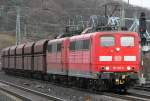 Die 151 166-6 zieht in DT einen Kohlezug durch K�ln ...