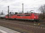 151 135-1 zieht zusammen mit 155 143-5 einen vollen Kesselwagen ...