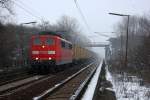 151 082 mit einem Containerzug am 6.3.10 in Ahlten.  ...