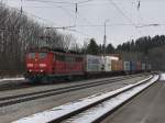 BR 151 Die 151 058 mit einem Containerzug am 13.03.2010 bei der Durchfahrt in A�ling. 