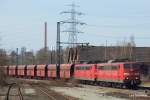 151 118-7 rollt am 07.04.10 mit einer Schwesterlok und einem ...