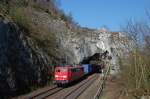 151 068 mit Containerzug am 17.04.2010 beim Felsentor bei Etterzhausen ...