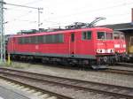 El-Lok BR 155 253-8 und 151 095-7 vor einem G�terzug ...