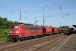 151 004-9 f�hrt mit einem Zug Sch�ttgutwagen durch Sch�nebeck (Elbe) ...