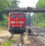 BR 151 151 028-8 steht Lz ganz allein auf weiter Flur im �berholgleis in Radbruch. (Aufgenommen vom Bahnsteig-Ende) am 06.07.2010.