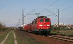 BR 151 Selten sind die Lokomotiven der Baureihe 151 auf der KBS 700 mittlerweile geworden. Am 09. April 2010 hatte ich das Gl�ck, 151 130 zu begegnen, die bei Wiesental mit einem gemischten G�terzug in Richtung Karlsruhe unterwegs ist.