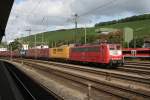 BR 151 Die orientrote 151 134 mit einem Containerzug am 29.08.2009 in W�rzburg Hbf.