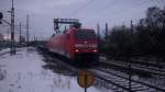 152 146-7 f�hrt mit nur wenigen Containern durch Uelzen. (05.01.10) ...