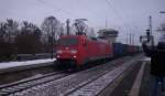 Railion 152 112-9 mit Containern f�hrt durch den Bahnhof Uelzen ...