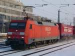 152 106-1 mit Ihrem G�terzug am Heimeranplatz.  ...