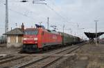 152 009 rollt am 14.03.10 mit einem G�terzug durch Gro�korbetha ...