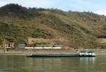 Eine 152 f�hrt auf der rechten Rheinstrecke s�dw�rts, w�hrend das ...