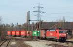 152 043-6 kommt am 07.04.10 mit einem Containerzug aus Hamburg-Waltershof ...