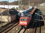 BR 152 152 015 mit einem leeren Ganzzug von Mukran bei der Nordeinfahrt von Bergen/R�gen.