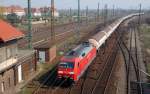 152 085 zieht am 13.04.10 einen Kesselwagenzug aus Richtung Hannover/Berlin ...