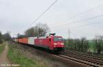 152 111-1 mit einem Containerzug gen Lehrte (Ahlten 08.04.10)  ...