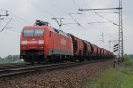 152 066-7 mit einem Schotterzug am 08.05.2010 bei Dedensen/Gummer.  ...
