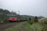 BR 152 152 003 am 02.05.2010 mit G�terzug bei Saaleck. Im Hintergrund die Burg Saaleck und die Rudelsburg