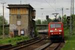 152 099-8 ist am 15.5.2010 mit einem Kesselzug durch Leipzig-Connewitz ...