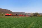 152 102 mit G�terzug bei Wernberg (24.04.2010)  ...