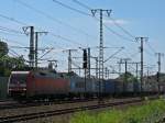152 159-0 zieht am 15.06. 10 einen Container Ganzzug durch Lehrte ...