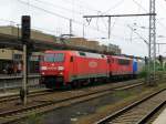 152 100-4 zieht einen Lokzug bestehend aus 155 223-1 und ...