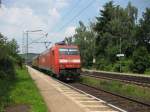 Die 152 038-6 durchfuhr am 25.6.10 mit gemischtem G�terzug den ...