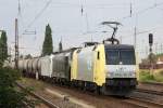 BR 152 152 901-5 der ITL schleppt zwei E-Loks der Baureihen 189 und 185 und einen Ganzzug mit Kesselwagen durch Magdeburg-Rothensee. Fotografiert am 26.07.2010. 