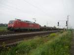 BR 152 der DBRailion f�hrt mit einem Gleisganzzug, beladen mit ...