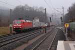 152 154-1 durchf�hrt mit einem Containerzug den Bahnhof Willebadessen, 17.02.2012. ...