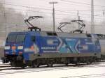 BR 152 Werbeloks Ein blauer Lichtblick in der Nebelsuppe. Mit beiden B�geln oben steht am 11.01.2010 der Albatros Express 152 137-6 in Aachen West.
Wie sagte ein Bahnfreund?: 'Der Albatros ist in Aachen gelandet und w�rmt nun seine Schwingen am hei�en Draht'