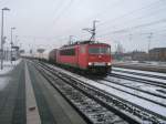 Hier 155 105-0 mit einem Kesselwagenzug in Richtung Berlin, bei ...