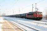 155 125-8 steht mit einem Kesselwagenzug am 26.01.2010 in Passow ...