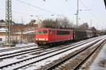 155 018-5 f�hrt mit einem Ganzzug Schiebewandwaggons durch Magdeburg-Buckau. Fotografiert ...