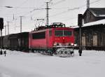 BR 155 155 195 schiebt sich durch den verschneiten Bf Stralsund bevor es weiter nach Rostock geht am 13.02.2010